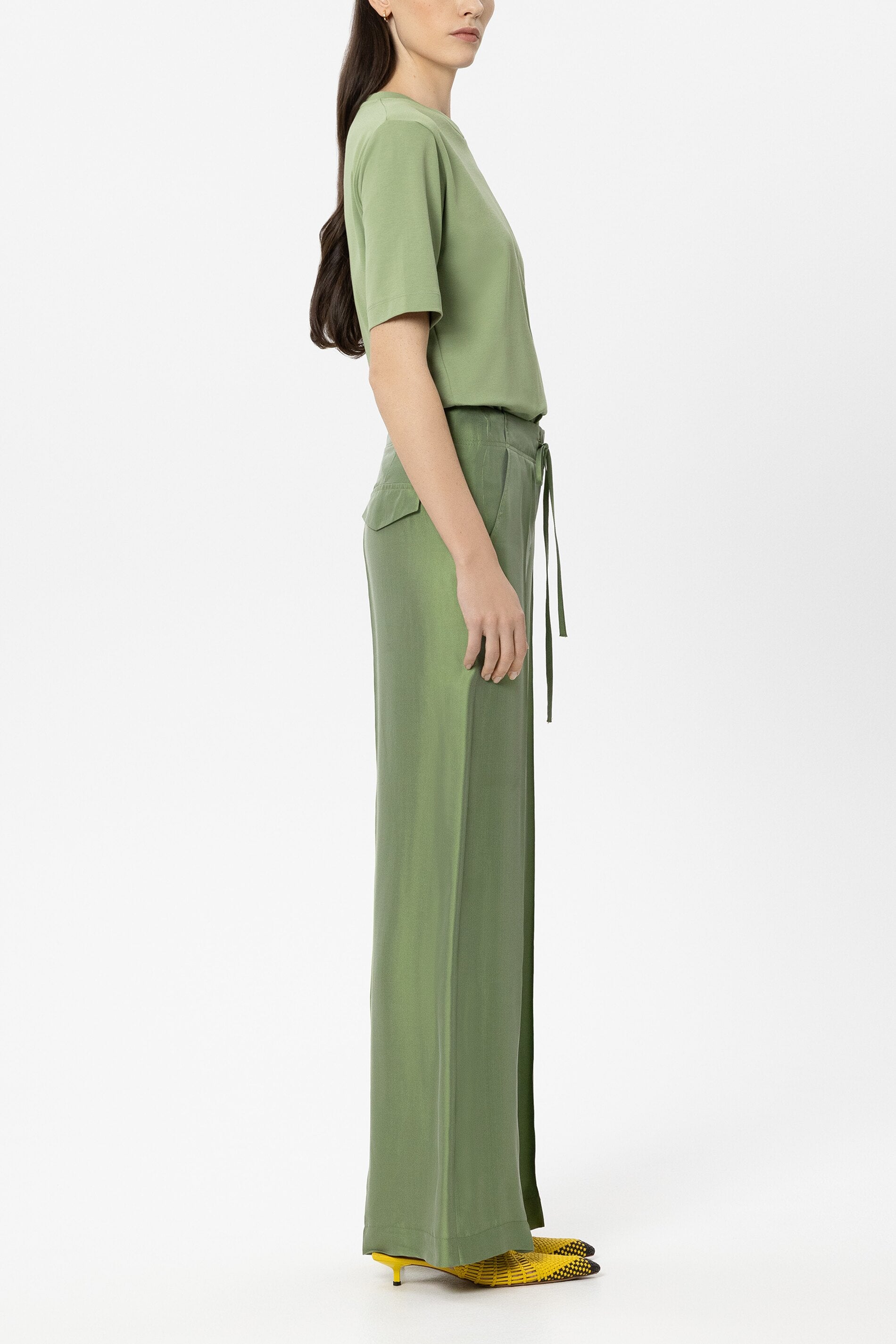 Pantalón fluido con bolsillos